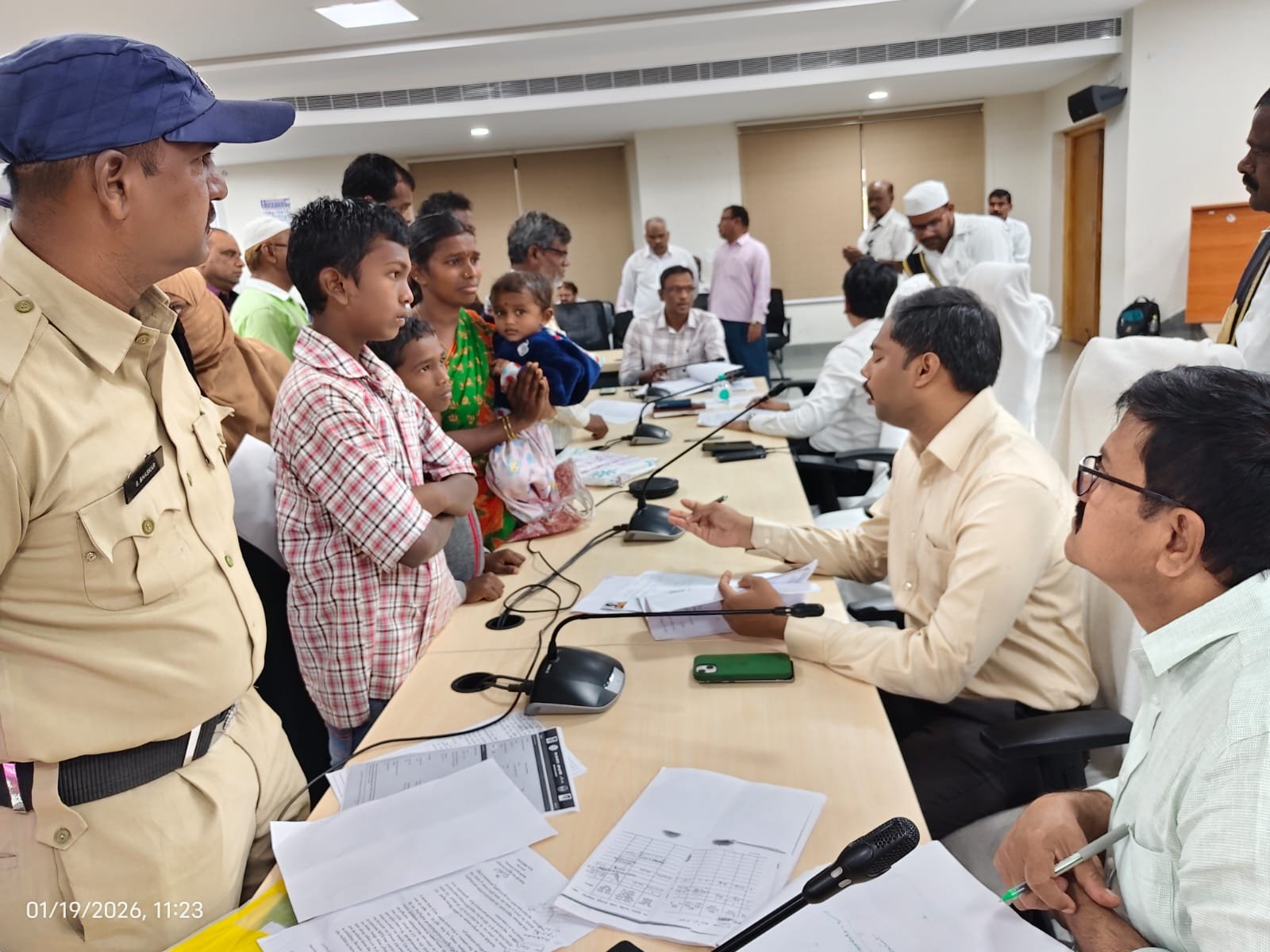 ప్రజల సమస్య లకు వెంటనే పరిష్కారం జరగాలని అదనపు కలెక్టర్ లు పింకేష్ కుమార్, బెన్ షాలోమ్